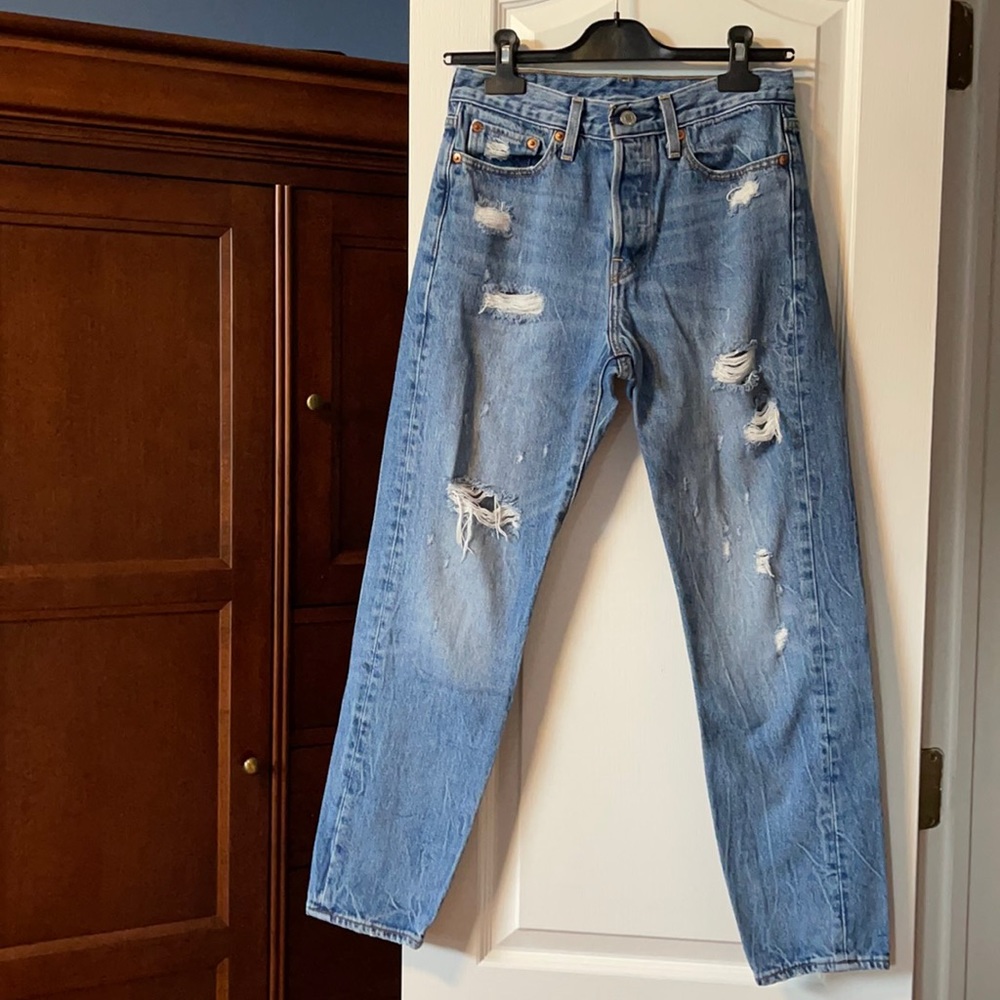 Levis Distressed High rise jeans!
